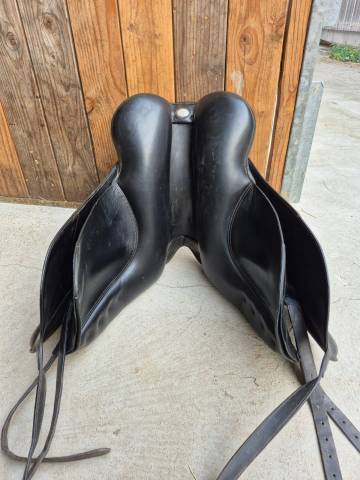 Sella da dressage Bates  17.5" - 2023