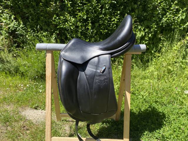 Sella da dressage Voltaire Design  18" - 2014