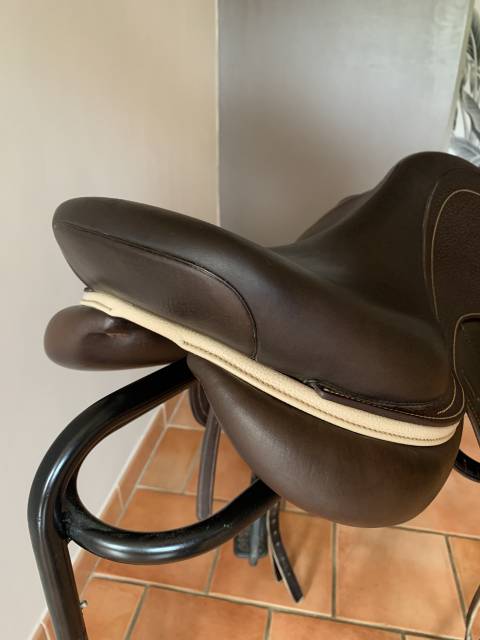 Sella da cross Ikonic  17.5" - 2023