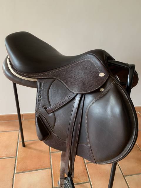 Sella da cross Ikonic  17.5" - 2023