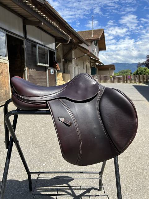 Sella da salto ostacoli Equipe  17" - 2021