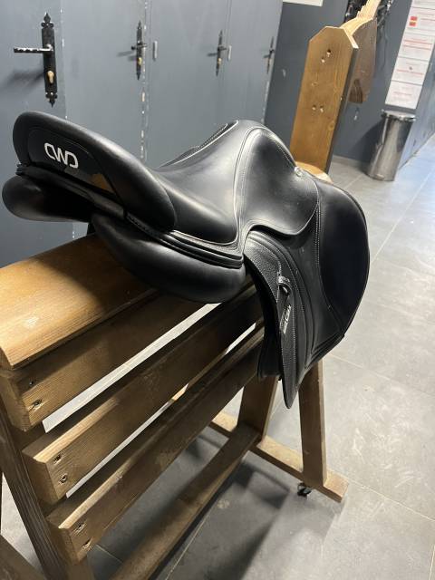 Sella da salto ostacoli CWD  17.5" - 2024