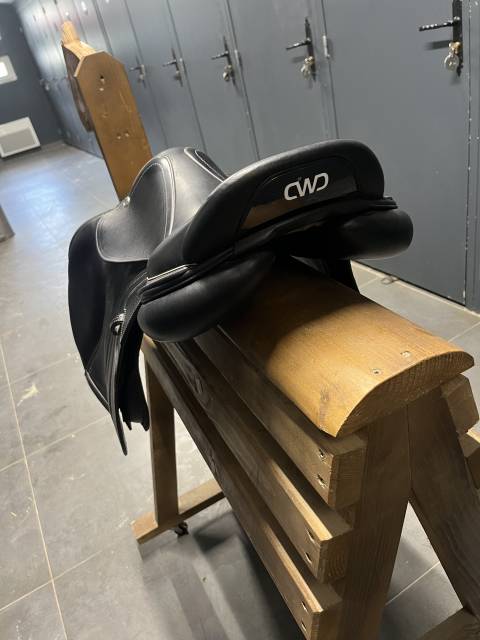 Sella da salto ostacoli CWD  17.5" - 2024