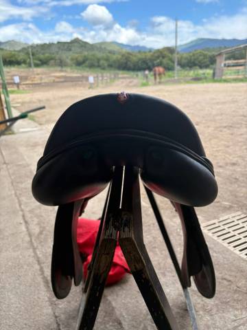 Sella da salto ostacoli Equipe  17.5" - 2022