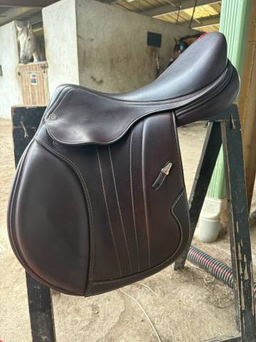 Sella da salto ostacoli Equipe  17.5" - 2022