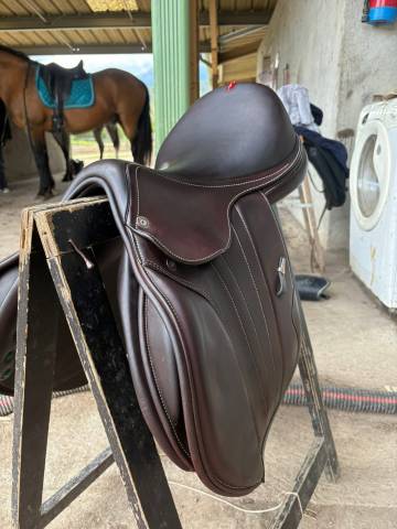 Sella da salto ostacoli Equipe  17.5" - 2022