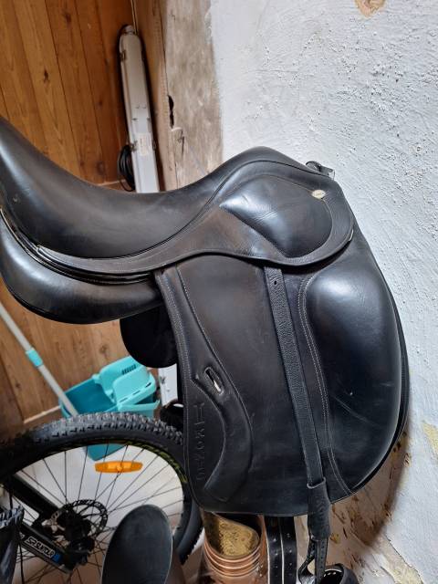 Sella da dressage Ikonic  17.5" - 2024