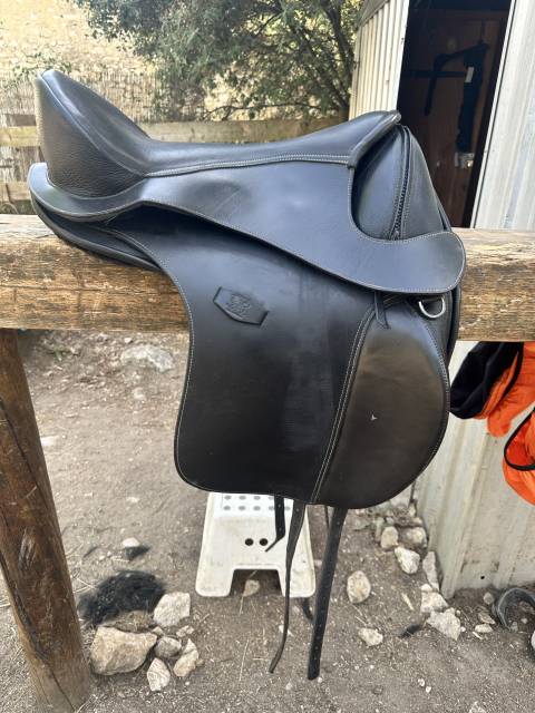 Sella da dressage Barefoot   17.5" - 2023