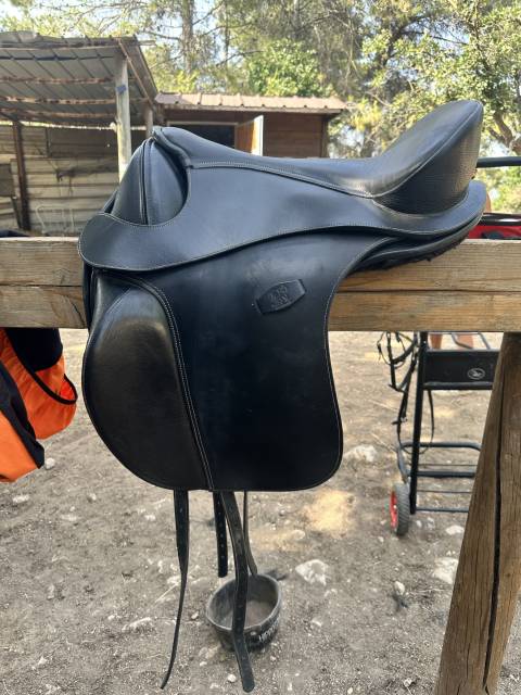 Sella da dressage Barefoot   17.5" - 2023