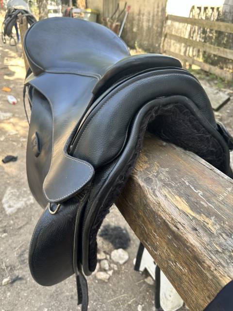 Sella da dressage Barefoot   17.5" - 2023