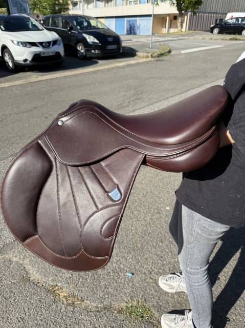 Sella da salto ostacoli Bates  16.5" - 2025