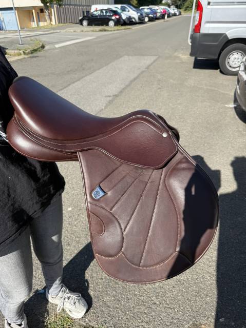 Sella da salto ostacoli Bates  16.5" - 2025