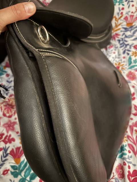Sella sintetica  Walhausen 17.5" - 2024