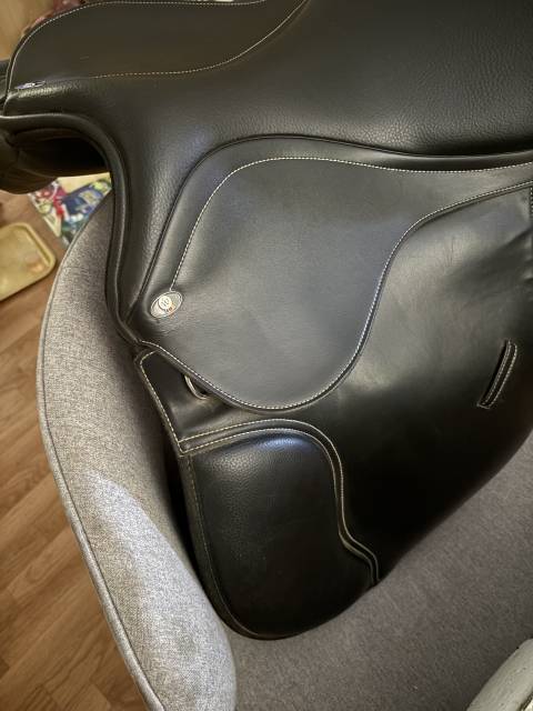 Sella sintetica  Walhausen 17.5" - 2024