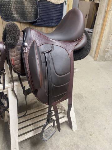 Sella da dressage Devoucoux  17" - 2024