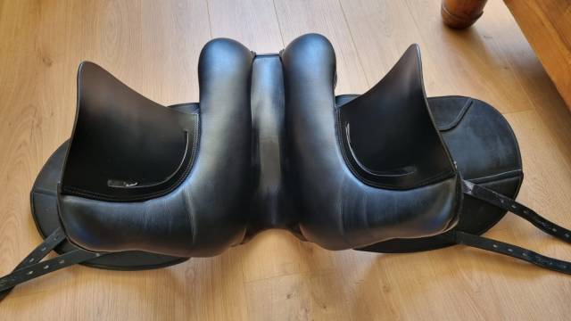 Sella da dressage Stubben  17.5" - 2023