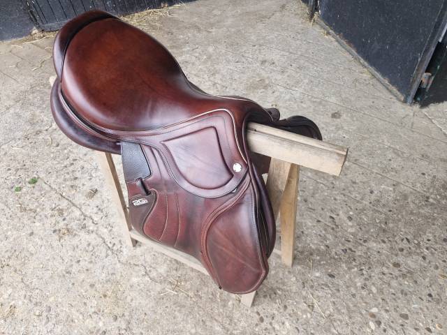 Sella da salto ostacoli CWD  17.5" - 2020