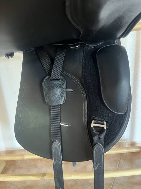 Sella da dressage Ikonic  17" - 2025