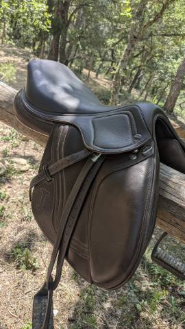 Sella da salto ostacoli Ikonic  17.5" - 2023