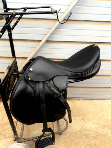 Sella da salto ostacoli Equipe  17.5" - 2023