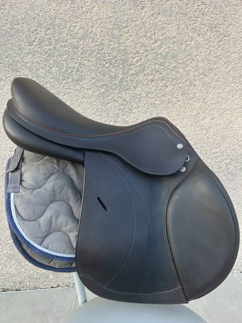Sella da salto ostacoli Equipe  17.5" - 2023