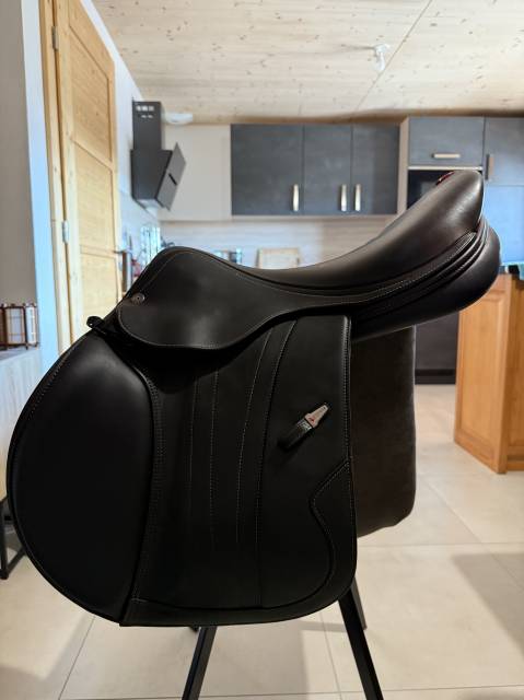 Sella da salto ostacoli Equipe  17.5" - 2018