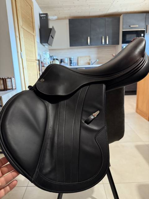 Sella da salto ostacoli Equipe  17.5" - 2018