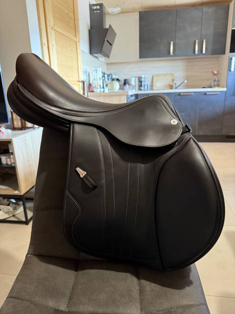 Sella da salto ostacoli Equipe  17.5" - 2018