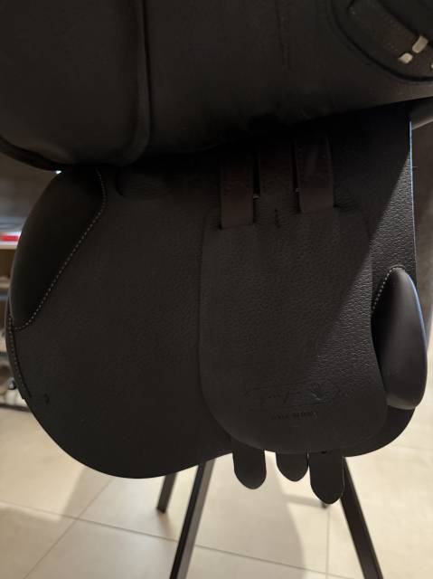 Sella da salto ostacoli Equipe  17.5" - 2018