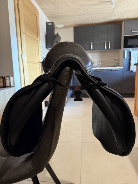 Sella da salto ostacoli Equipe  17.5" - 2018