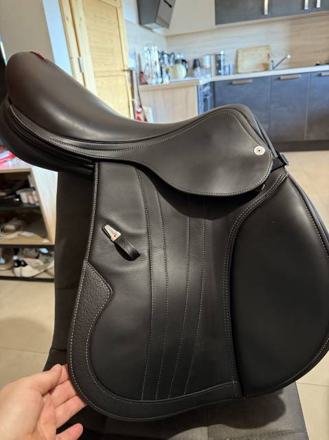 Sella da salto ostacoli Equipe  17.5" - 2018