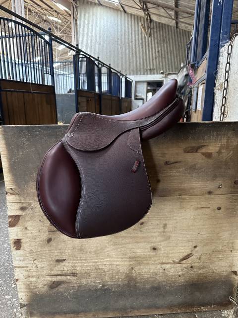 Sella da salto ostacoli CWD  17.5" - 2023