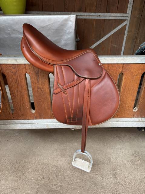 Sella da salto ostacoli Butet  17.5" - 2025