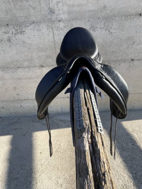 Sella da dressage Childeric  18" - 2023