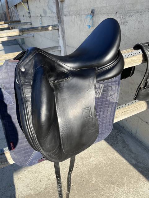 Sella da dressage Childeric  18" - 2023