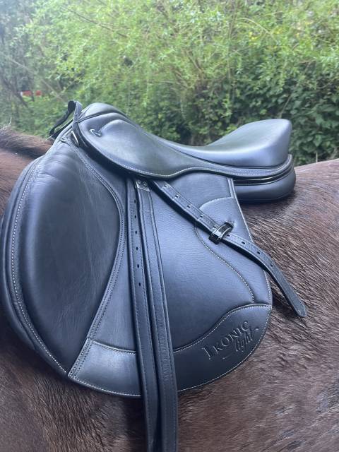 Sella da salto ostacoli Ikonic Light jumping 17.5" - 2024
