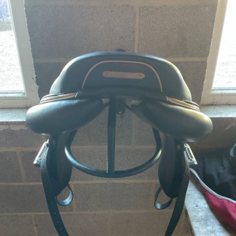 Sella da salto ostacoli CWD  17.5" - 2020