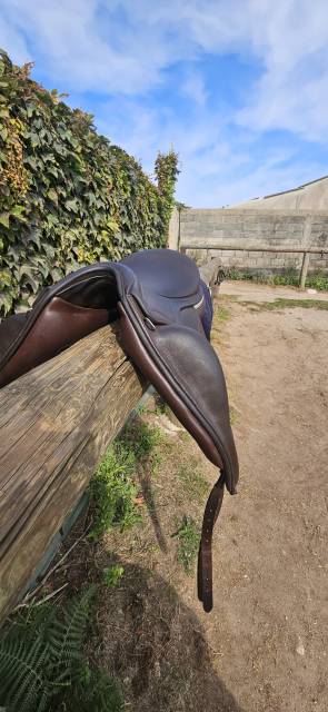 Sella da dressage Ikonic  17.5" - 2024