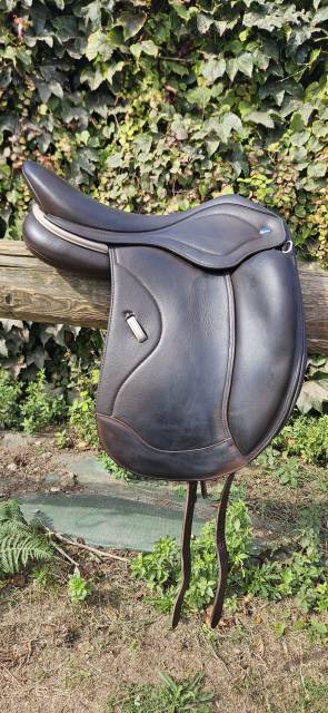 Sella da dressage Ikonic  17.5" - 2024