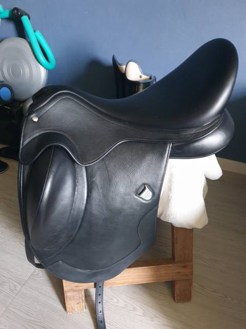 Sella da dressage Bates  17.5" - 2024