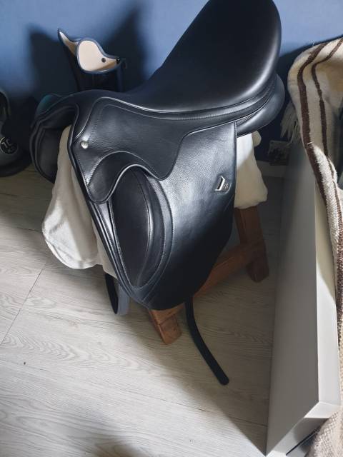 Sella da dressage Bates  17.5" - 2024