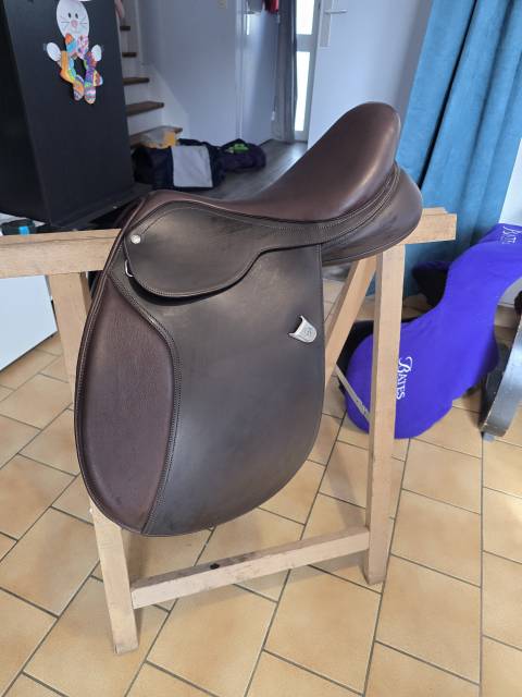 Sella da salto ostacoli Bates  17" - 2022