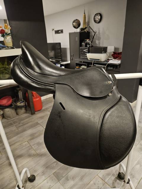 Sella da salto ostacoli Eric Thomas  17" - 2025