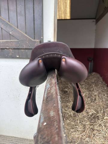 Sella da salto ostacoli Meyer  17.5" - 2023