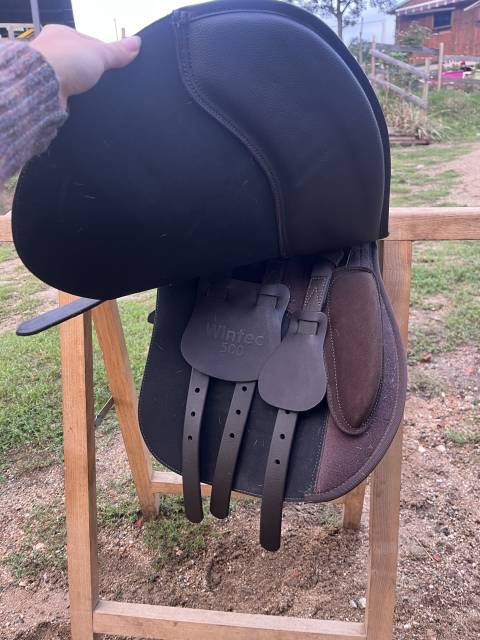 Sella sintetica Wintec  17" - 2025