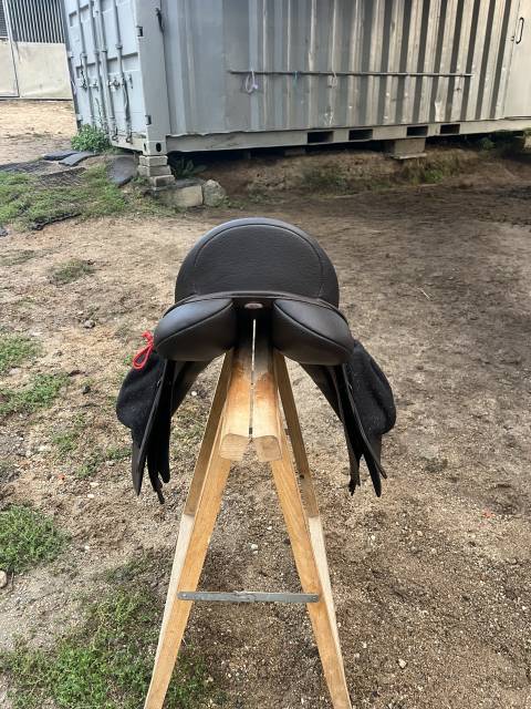 Sella sintetica Wintec  17" - 2025