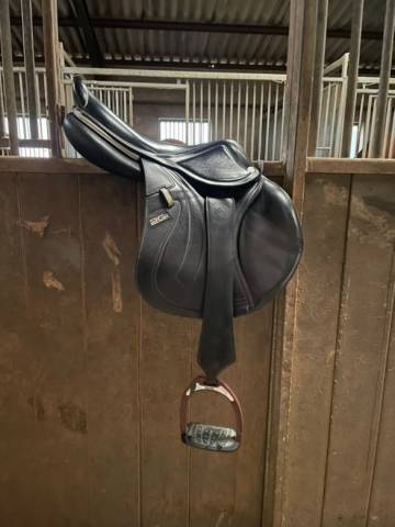 Sella da salto ostacoli CWD  17" - 2021