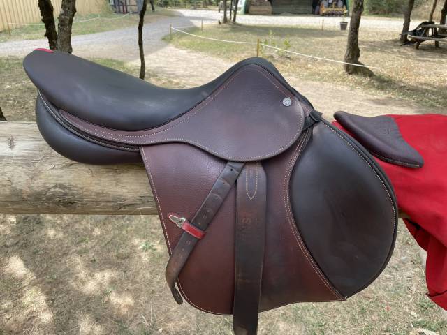 Sella da salto ostacoli Equipe  17" - 2024