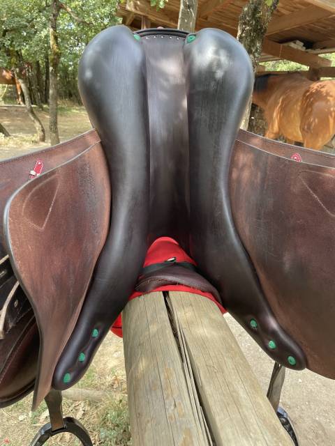 Sella da salto ostacoli Equipe  17" - 2024