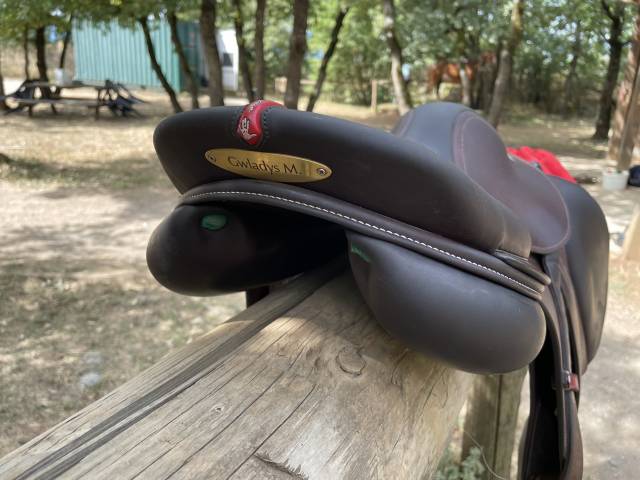 Sella da salto ostacoli Equipe  17" - 2024